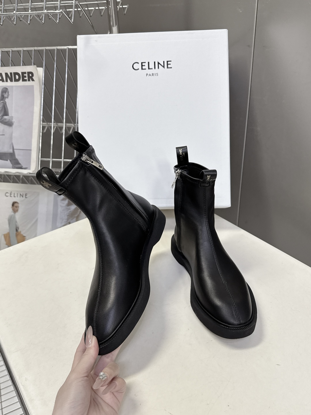 CELINE思琳秋冬最新款侧边拉链短靴 超多明星网红种草 简约尖头微收靴筒短靴 靴身正面居中分割车线修饰脚型 靴高贴合脚 CELINE思琳秋冬最新款侧边拉链短靴 超多明星网红种草 简约尖头微收靴筒短靴 靴身正面居中分割车线修饰脚型 靴高贴合脚