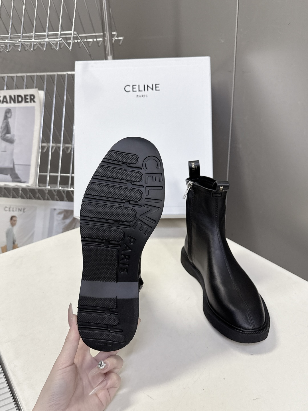 CELINE思琳秋冬最新款侧边拉链短靴 超多明星网红种草 简约尖头微收靴筒短靴 靴身正面居中分割车线修饰脚型 靴高贴合脚 CELINE思琳秋冬最新款侧边拉链短靴 超多明星网红种草 简约尖头微收靴筒短靴 靴身正面居中分割车线修饰脚型 靴高贴合脚