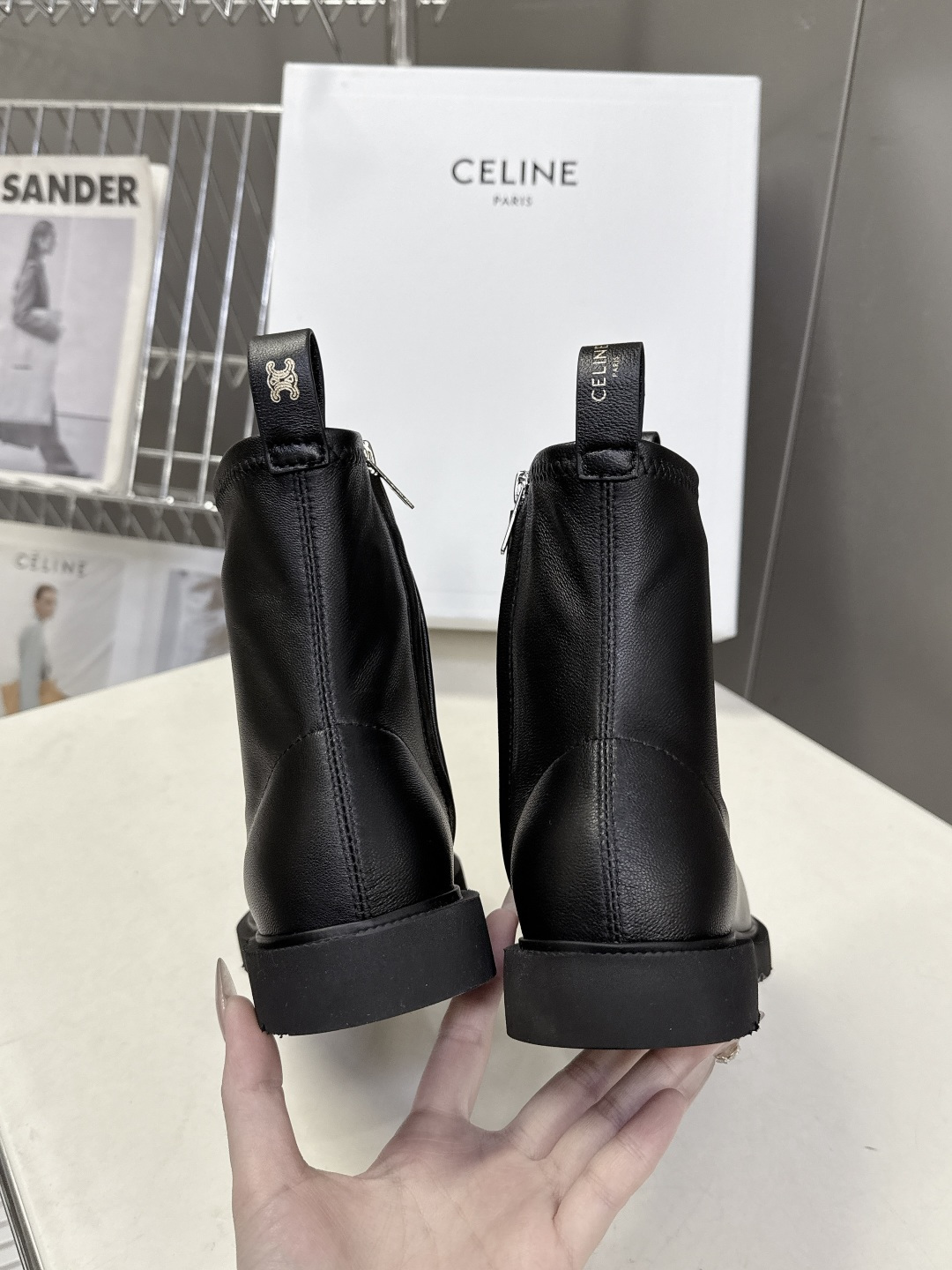 CELINE思琳秋冬最新款侧边拉链短靴 超多明星网红种草 简约尖头微收靴筒短靴 靴身正面居中分割车线修饰脚型 靴高贴合脚 CELINE思琳秋冬最新款侧边拉链短靴 超多明星网红种草 简约尖头微收靴筒短靴 靴身正面居中分割车线修饰脚型 靴高贴合脚