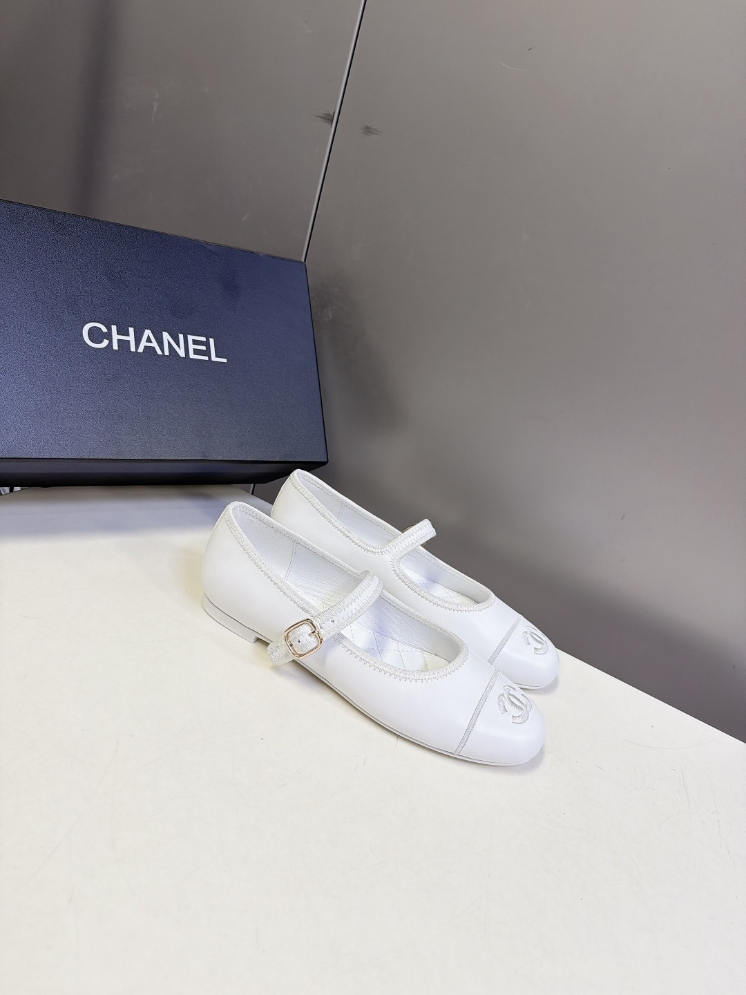 CHANEL香奈儿一字扣玛丽珍芭蕾平底鞋 超多明星网红种草 鞋头拼接撞线设计 前端刺绣立体双C标识 是该系列辨识度最高的 CHANEL香奈儿一字扣玛丽珍芭蕾平底鞋 超多明星网红种草 鞋头拼接撞线设计 前端刺绣立体双C标识 是该系列辨识度最高的