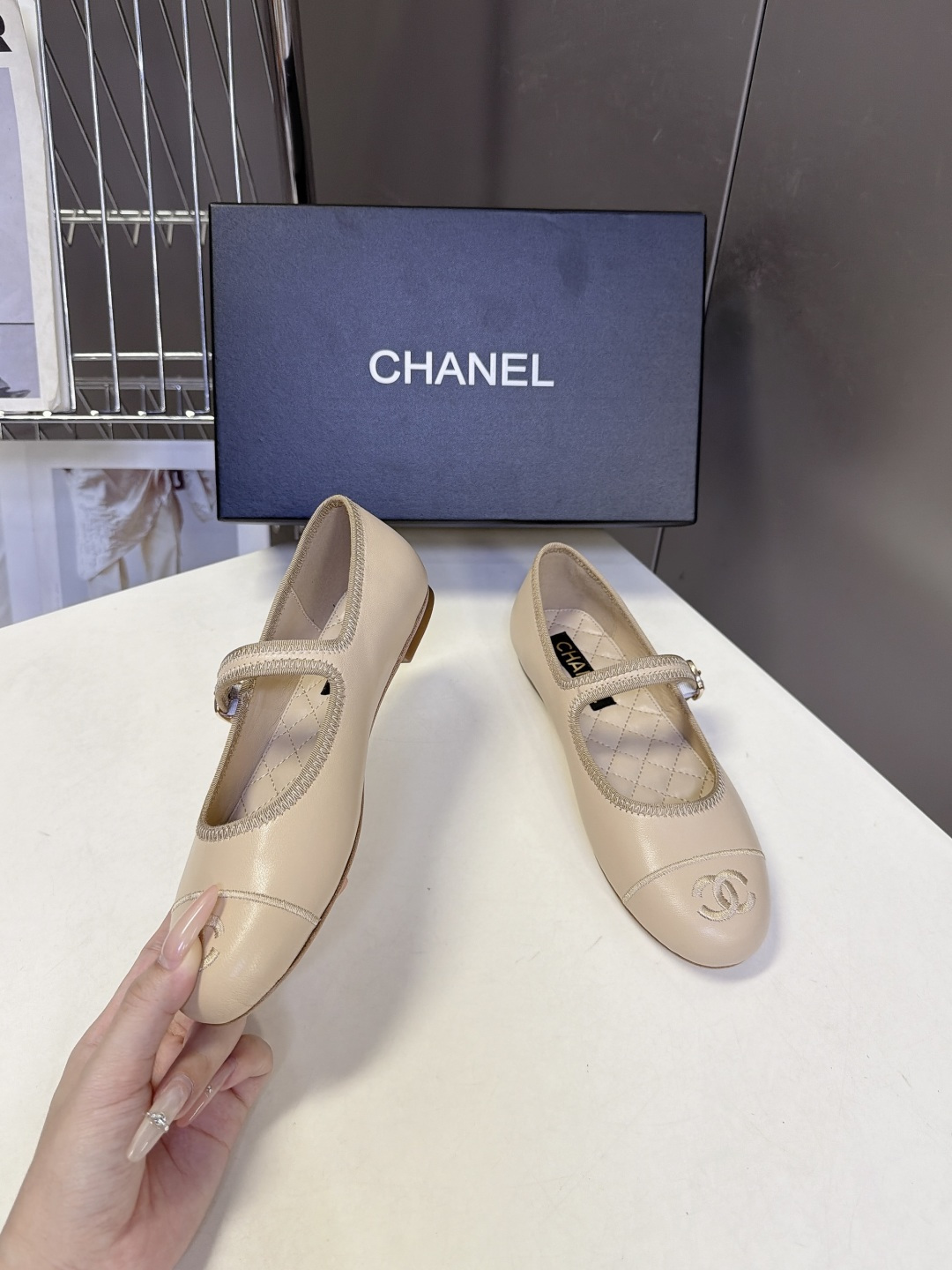 CHANEL香奈儿一字扣玛丽珍芭蕾平底鞋 超多明星网红种草 鞋头拼接撞线设计 前端刺绣立体双C标识 是该系列辨识度最高的 CHANEL香奈儿一字扣玛丽珍芭蕾平底鞋 超多明星网红种草 鞋头拼接撞线设计 前端刺绣立体双C标识 是该系列辨识度最高的
