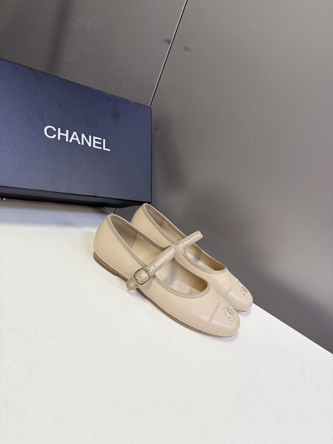 CHANEL香奈儿一字扣玛丽珍芭蕾平底鞋 超多明星网红种草 鞋头拼接撞线设计 前端刺绣立体双C标识 是该系列辨识度最高的 CHANEL香奈儿一字扣玛丽珍芭蕾平底鞋 超多明星网红种草 鞋头拼接撞线设计 前端刺绣立体双C标识 是该系列辨识度最高的