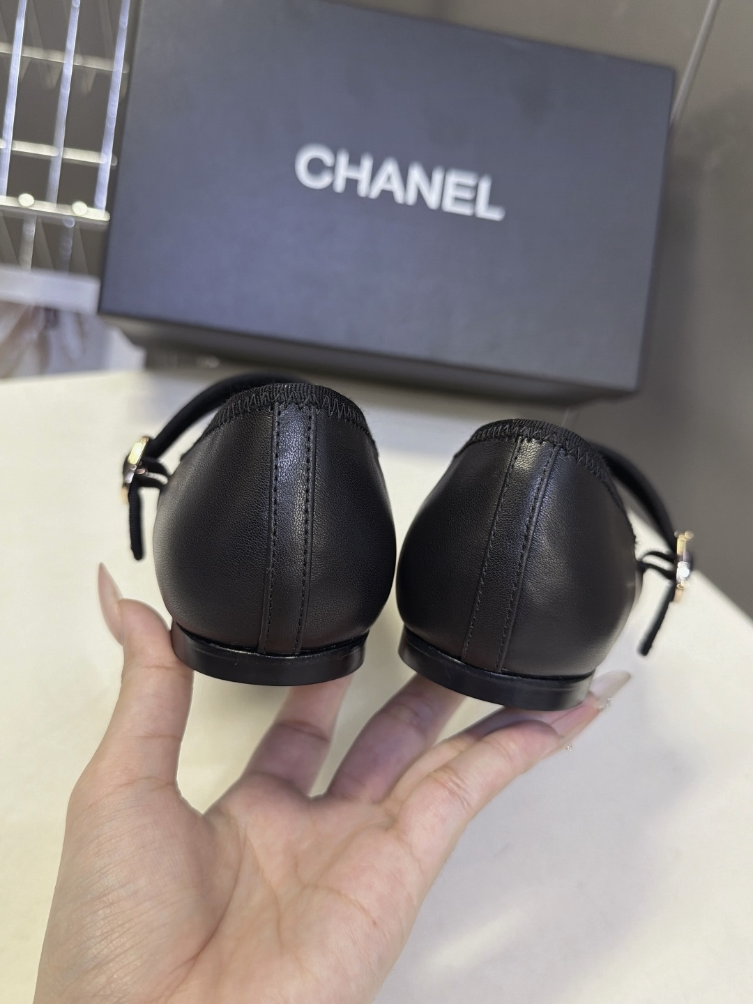 CHANEL香奈儿一字扣玛丽珍芭蕾平底鞋 超多明星网红种草 鞋头拼接撞线设计 前端刺绣立体双C标识 是该系列辨识度最高的 CHANEL香奈儿一字扣玛丽珍芭蕾平底鞋 超多明星网红种草 鞋头拼接撞线设计 前端刺绣立体双C标识 是该系列辨识度最高的