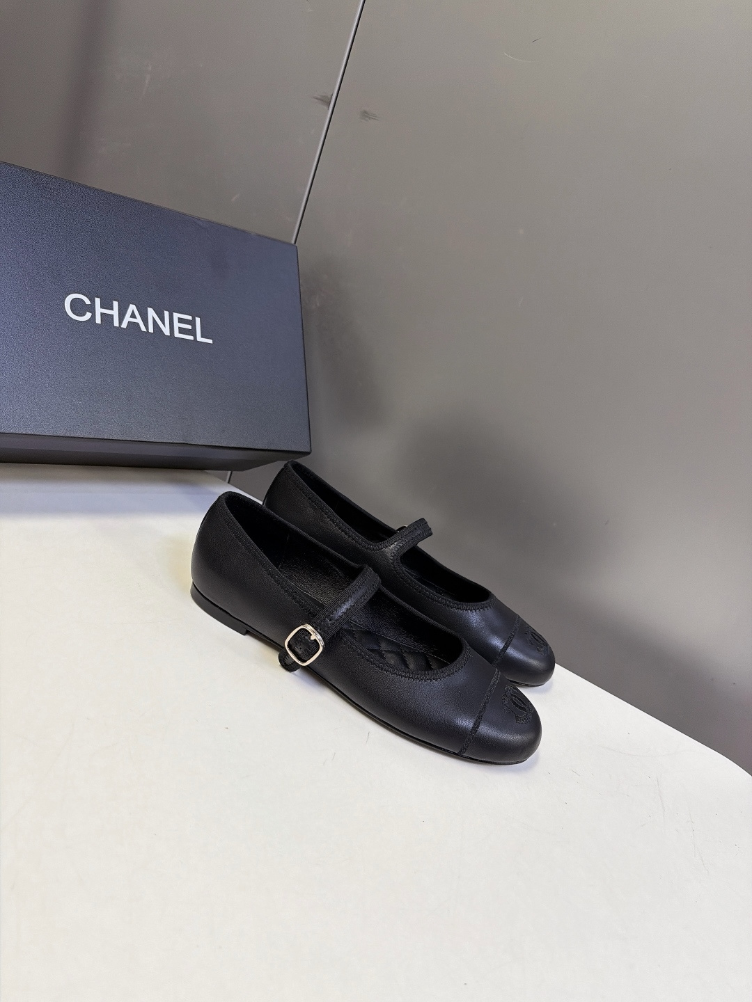 CHANEL香奈儿一字扣玛丽珍芭蕾平底鞋 超多明星网红种草 鞋头拼接撞线设计 前端刺绣立体双C标识 是该系列辨识度最高的 CHANEL香奈儿一字扣玛丽珍芭蕾平底鞋 超多明星网红种草 鞋头拼接撞线设计 前端刺绣立体双C标识 是该系列辨识度最高的