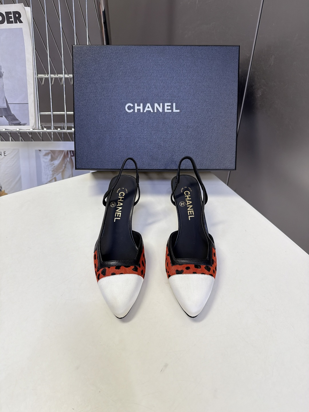 CHANEL香奈儿经典双色尖头后绊带Slingback凉鞋 超多明星网红种草 这是香奈儿经典Slingback后空绊带高 CHANEL香奈儿经典双色尖头后绊带Slingback凉鞋 超多明星网红种草 这是香奈儿经典Slingback后空绊带高