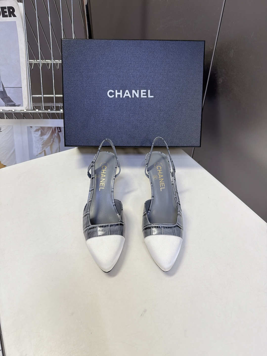 CHANEL香奈儿经典双色尖头后绊带Slingback凉鞋 超多明星网红种草 这是香奈儿经典Slingback后空绊带高 CHANEL香奈儿经典双色尖头后绊带Slingback凉鞋 超多明星网红种草 这是香奈儿经典Slingback后空绊带高