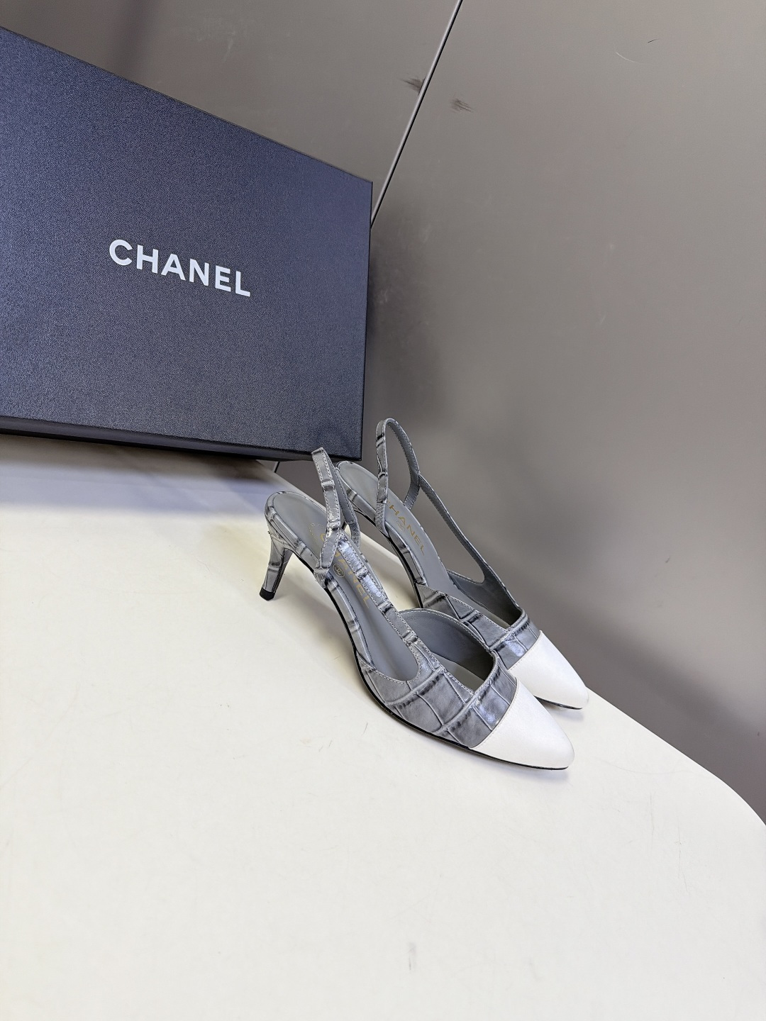CHANEL香奈儿经典双色尖头后绊带Slingback凉鞋 超多明星网红种草 这是香奈儿经典Slingback后空绊带高