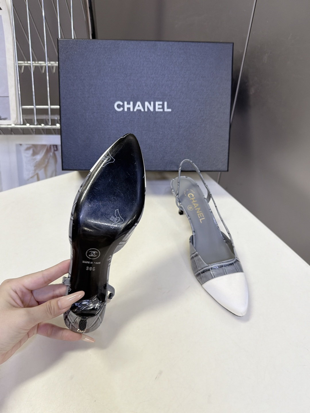CHANEL香奈儿经典双色尖头后绊带Slingback凉鞋 超多明星网红种草 这是香奈儿经典Slingback后空绊带高