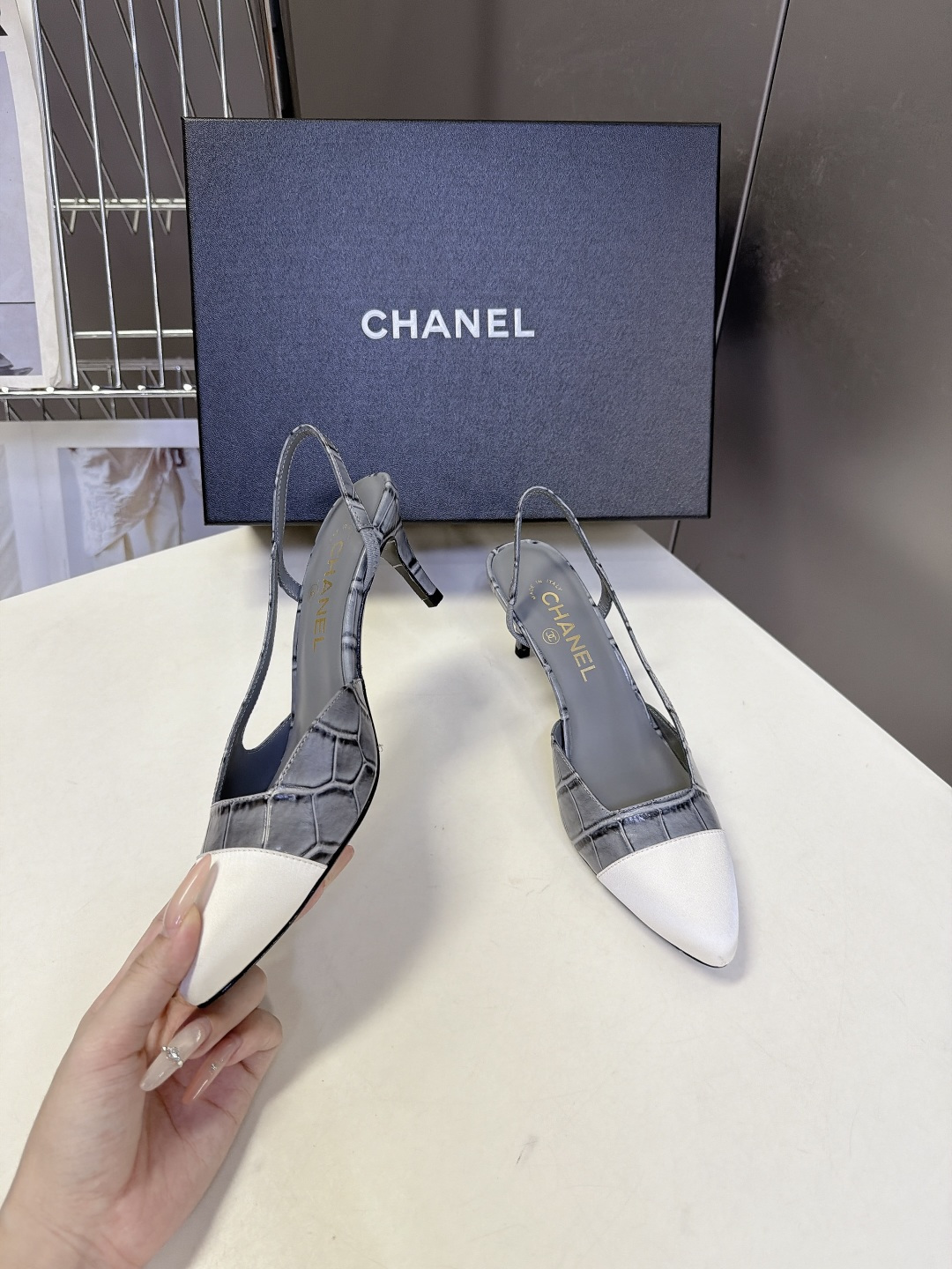 CHANEL香奈儿经典双色尖头后绊带Slingback凉鞋 超多明星网红种草 这是香奈儿经典Slingback后空绊带高