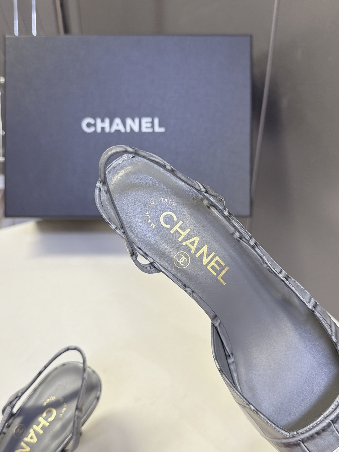 CHANEL香奈儿经典双色尖头后绊带Slingback凉鞋 超多明星网红种草 这是香奈儿经典Slingback后空绊带高