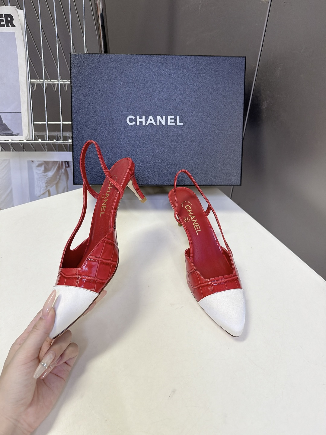 CHANEL香奈儿经典双色尖头后绊带Slingback凉鞋 超多明星网红种草 这是香奈儿经典Slingback后空绊带高 CHANEL香奈儿经典双色尖头后绊带Slingback凉鞋 超多明星网红种草 这是香奈儿经典Slingback后空绊带高