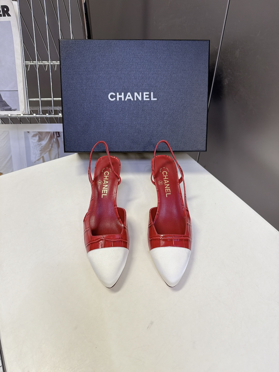 CHANEL香奈儿经典双色尖头后绊带Slingback凉鞋 超多明星网红种草 这是香奈儿经典Slingback后空绊带高 CHANEL香奈儿经典双色尖头后绊带Slingback凉鞋 超多明星网红种草 这是香奈儿经典Slingback后空绊带高