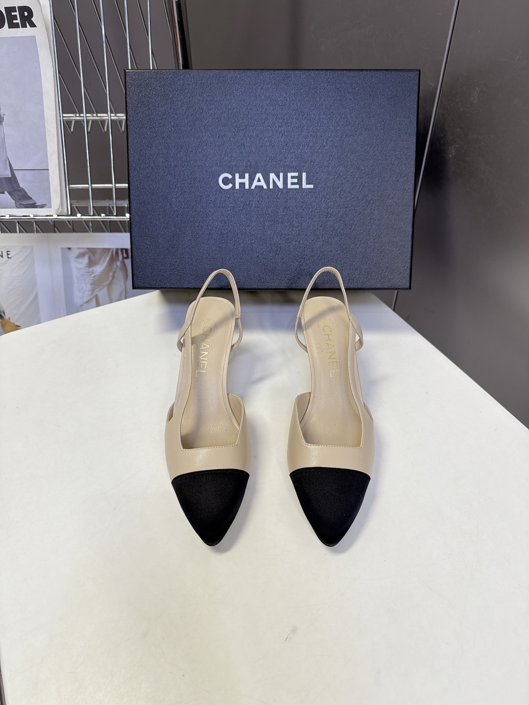 CHANEL香奈儿经典双色尖头后绊带Slingback凉鞋 超多明星网红种草 这是香奈儿经典Slingback后空绊带高 CHANEL香奈儿经典双色尖头后绊带Slingback凉鞋 超多明星网红种草 这是香奈儿经典Slingback后空绊带高