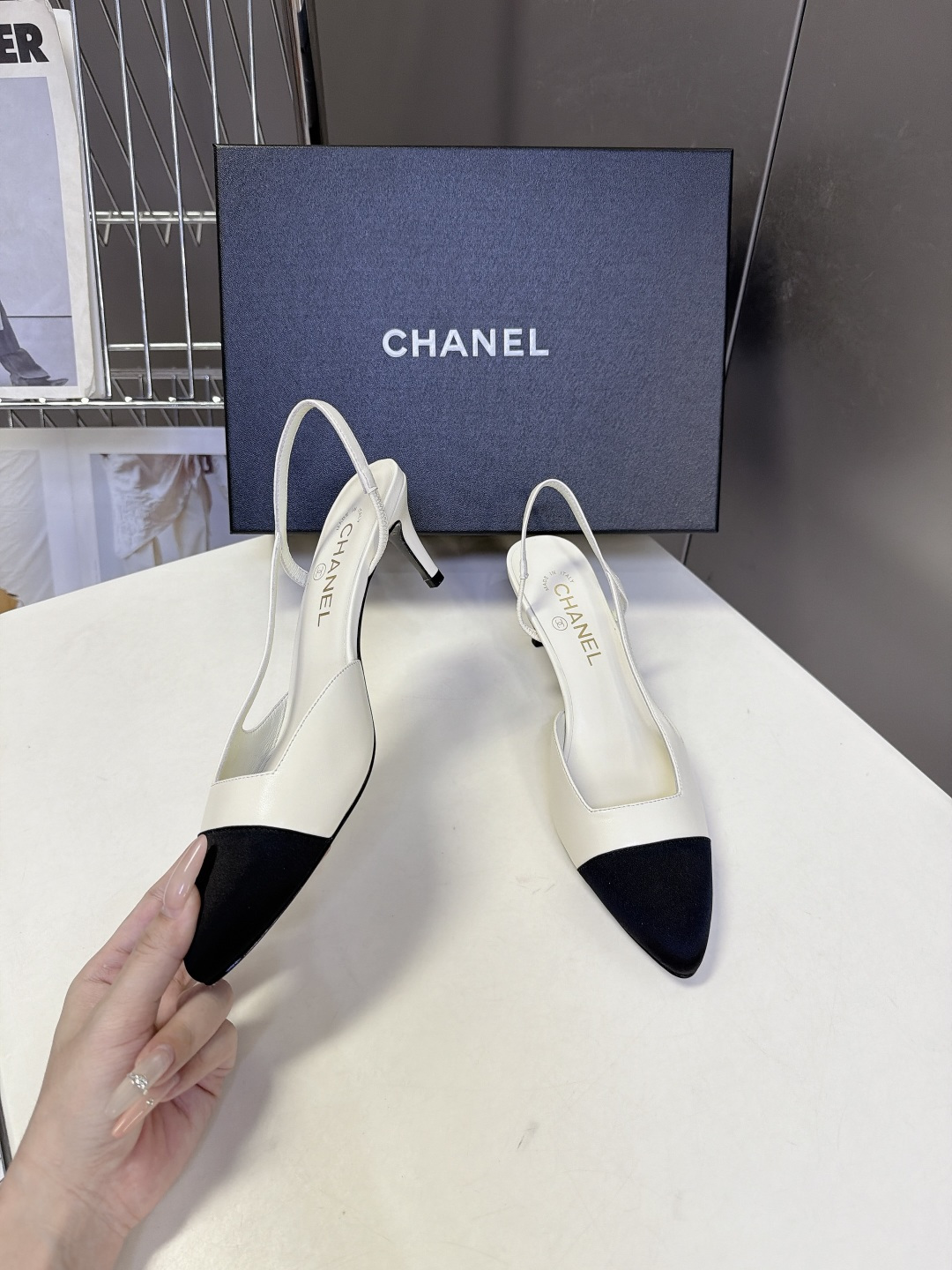 CHANEL香奈儿经典双色尖头后绊带Slingback凉鞋 超多明星网红种草 这是香奈儿经典Slingback后空绊带高 CHANEL香奈儿经典双色尖头后绊带Slingback凉鞋 超多明星网红种草 这是香奈儿经典Slingback后空绊带高