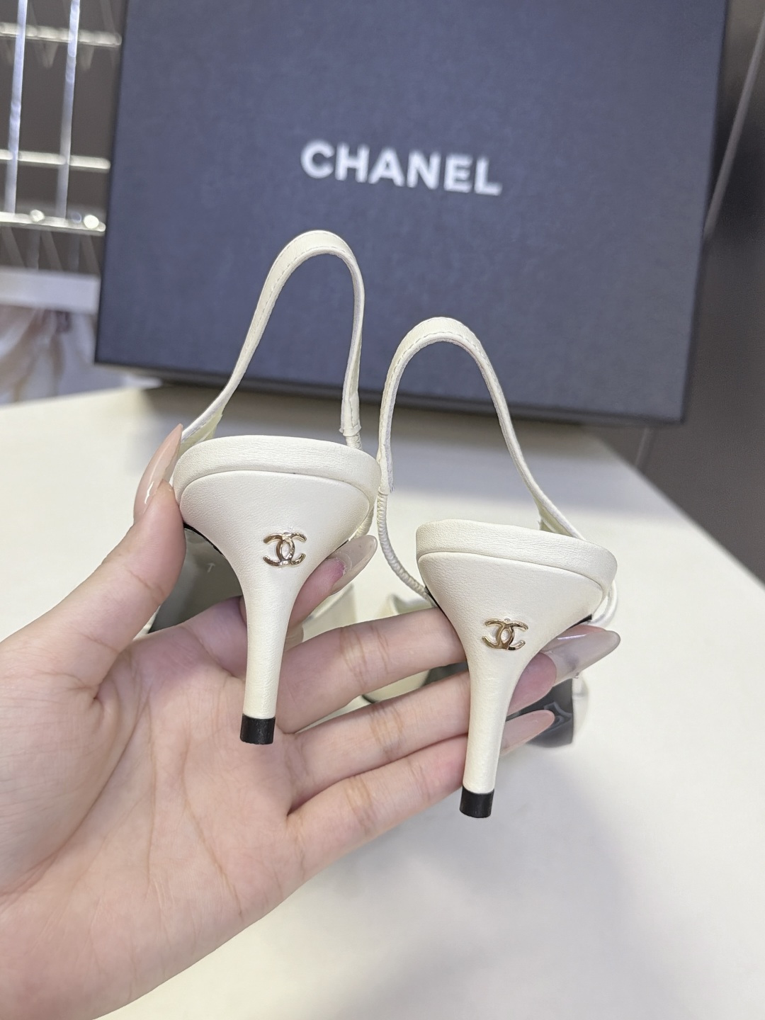 CHANEL香奈儿经典双色尖头后绊带Slingback凉鞋 超多明星网红种草 这是香奈儿经典Slingback后空绊带高 CHANEL香奈儿经典双色尖头后绊带Slingback凉鞋 超多明星网红种草 这是香奈儿经典Slingback后空绊带高