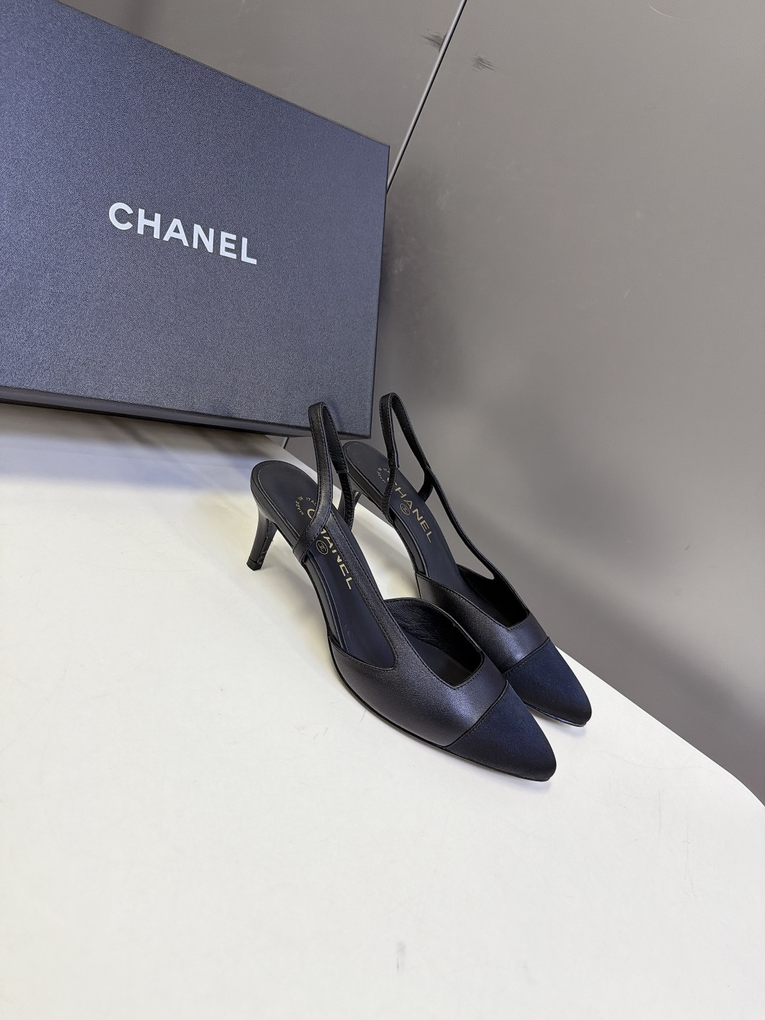 CHANEL香奈儿经典双色尖头后绊带Slingback凉鞋 超多明星网红种草 这是香奈儿经典Slingback后空绊带高 CHANEL香奈儿经典双色尖头后绊带Slingback凉鞋 超多明星网红种草 这是香奈儿经典Slingback后空绊带高