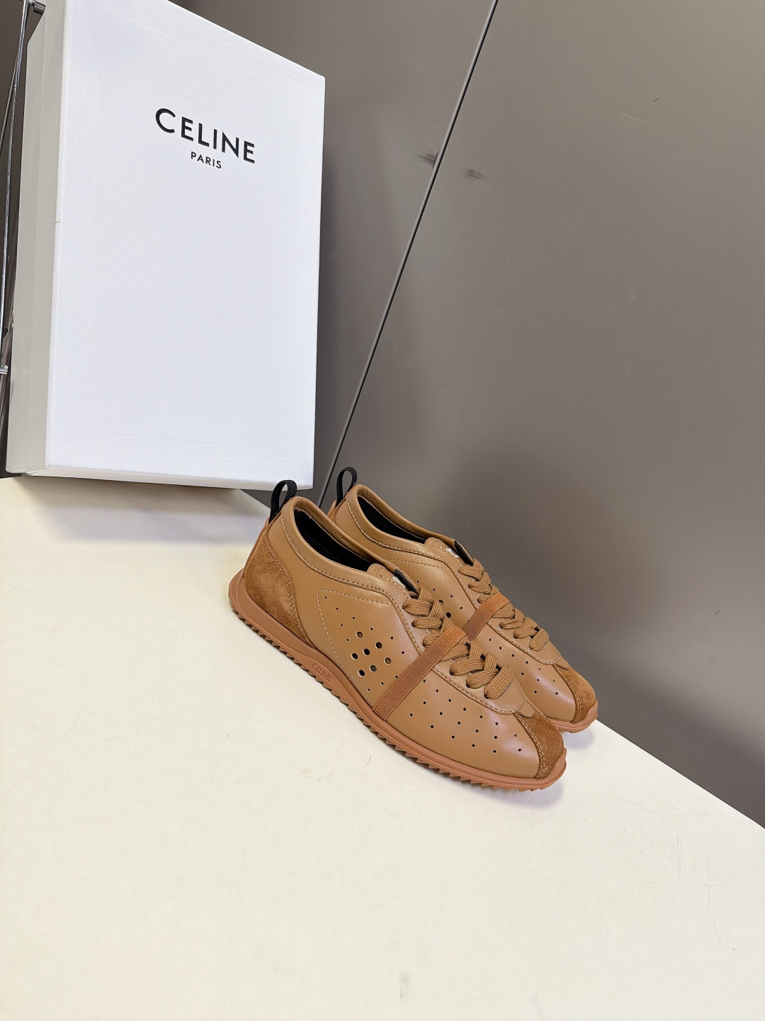 CELINE思琳最新款复古镂空德训跑鞋 超多明星网红种草 低帮流线型复古阿甘鞋型 鞋头微收 鞋身轻薄贴合脚型 主打松弛芭 CELINE思琳最新款复古镂空德训跑鞋 超多明星网红种草 低帮流线型复古阿甘鞋型 鞋头微收 鞋身轻薄贴合脚型 主打松弛芭