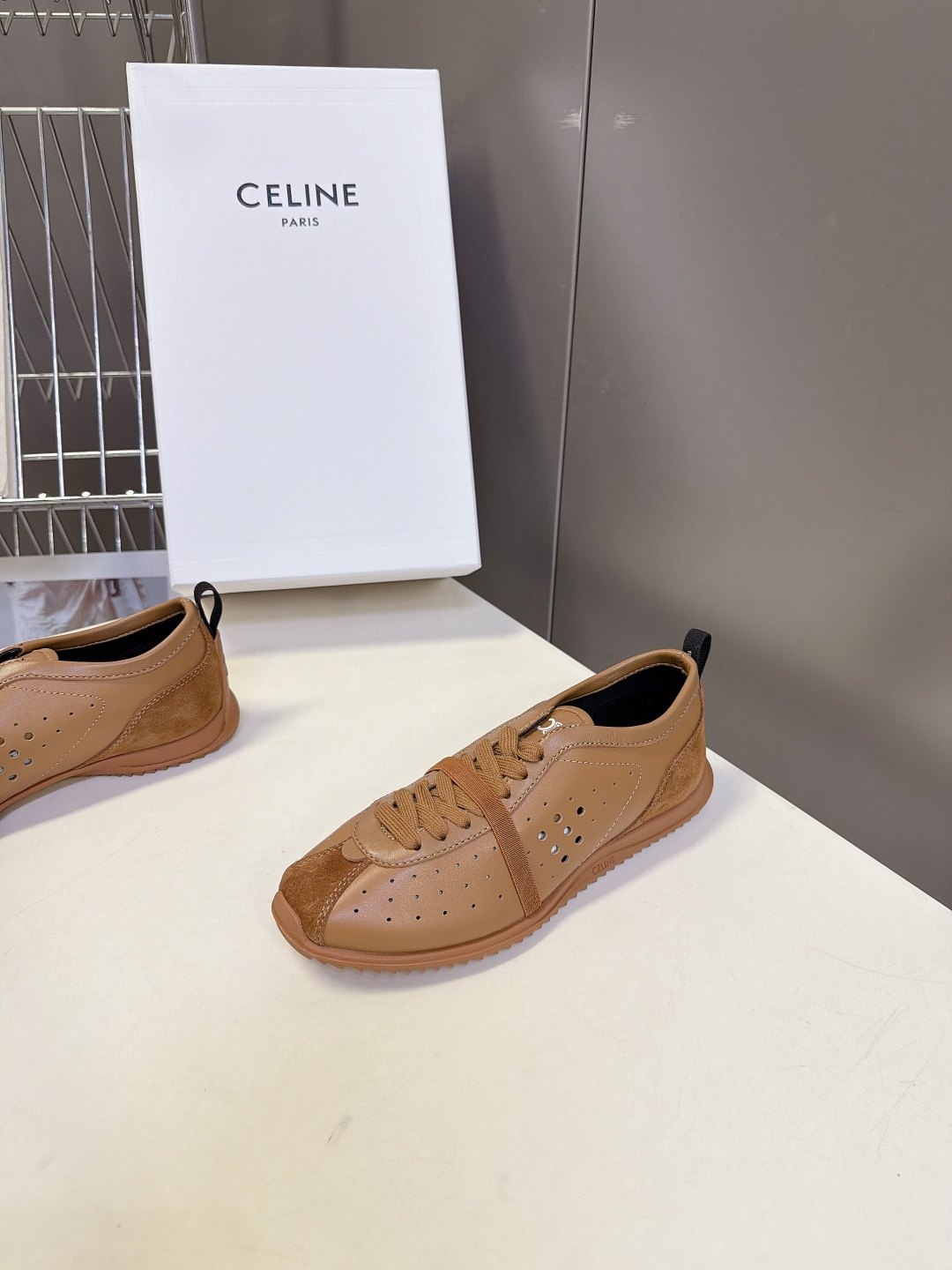 CELINE思琳最新款复古镂空德训跑鞋 超多明星网红种草 低帮流线型复古阿甘鞋型 鞋头微收 鞋身轻薄贴合脚型 主打松弛芭 CELINE思琳最新款复古镂空德训跑鞋 超多明星网红种草 低帮流线型复古阿甘鞋型 鞋头微收 鞋身轻薄贴合脚型 主打松弛芭