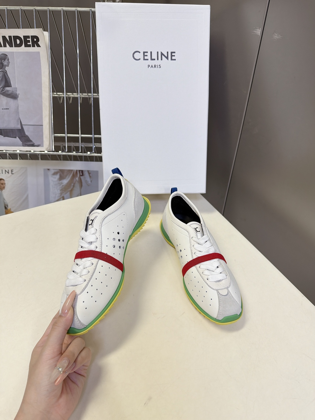 CELINE思琳最新款复古镂空德训跑鞋 超多明星网红种草 低帮流线型复古阿甘鞋型 鞋头微收 鞋身轻薄贴合脚型 主打松弛芭 CELINE思琳最新款复古镂空德训跑鞋 超多明星网红种草 低帮流线型复古阿甘鞋型 鞋头微收 鞋身轻薄贴合脚型 主打松弛芭
