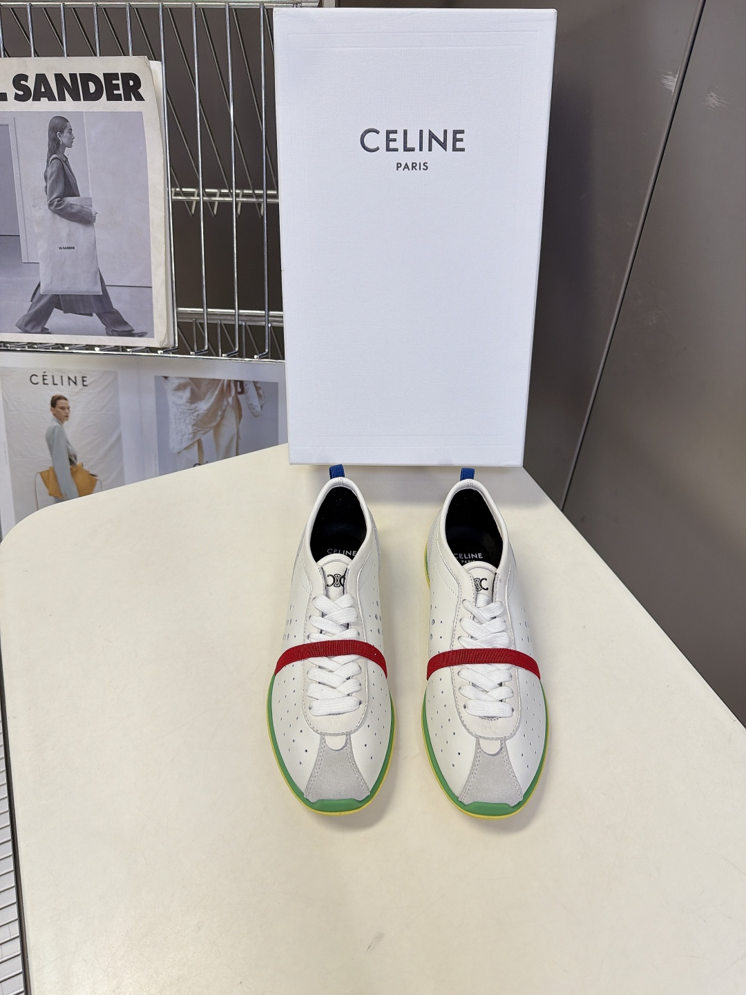 CELINE思琳最新款复古镂空德训跑鞋 超多明星网红种草 低帮流线型复古阿甘鞋型 鞋头微收 鞋身轻薄贴合脚型 主打松弛芭 CELINE思琳最新款复古镂空德训跑鞋 超多明星网红种草 低帮流线型复古阿甘鞋型 鞋头微收 鞋身轻薄贴合脚型 主打松弛芭