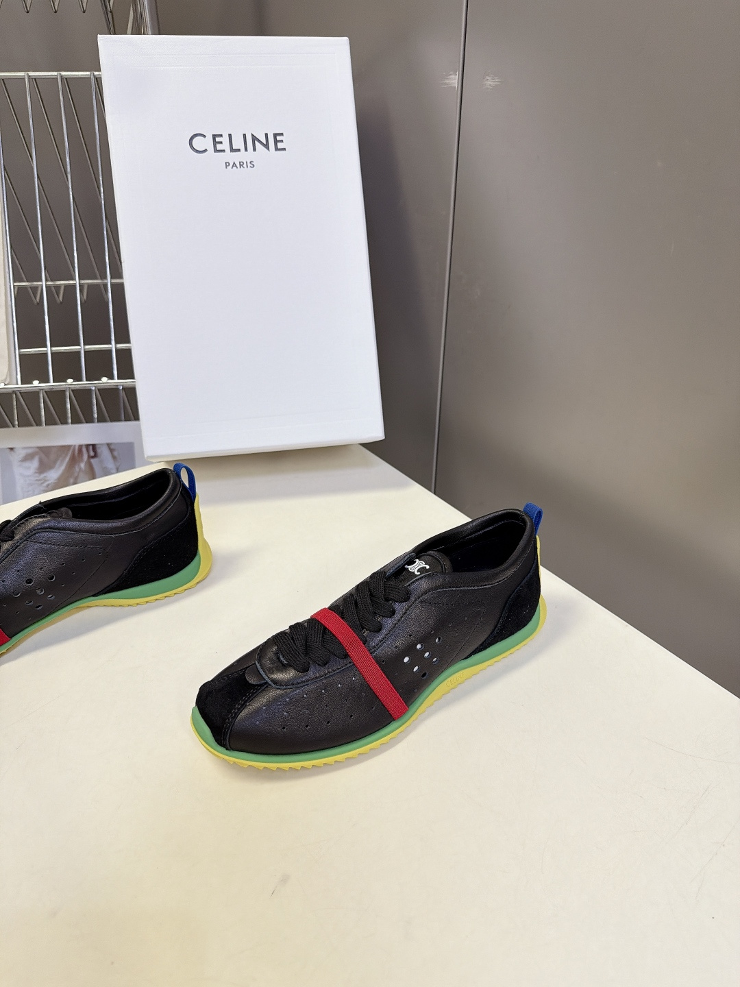 CELINE思琳最新款复古镂空德训跑鞋 超多明星网红种草 低帮流线型复古阿甘鞋型 鞋头微收 鞋身轻薄贴合脚型 主打松弛芭 CELINE思琳最新款复古镂空德训跑鞋 超多明星网红种草 低帮流线型复古阿甘鞋型 鞋头微收 鞋身轻薄贴合脚型 主打松弛芭