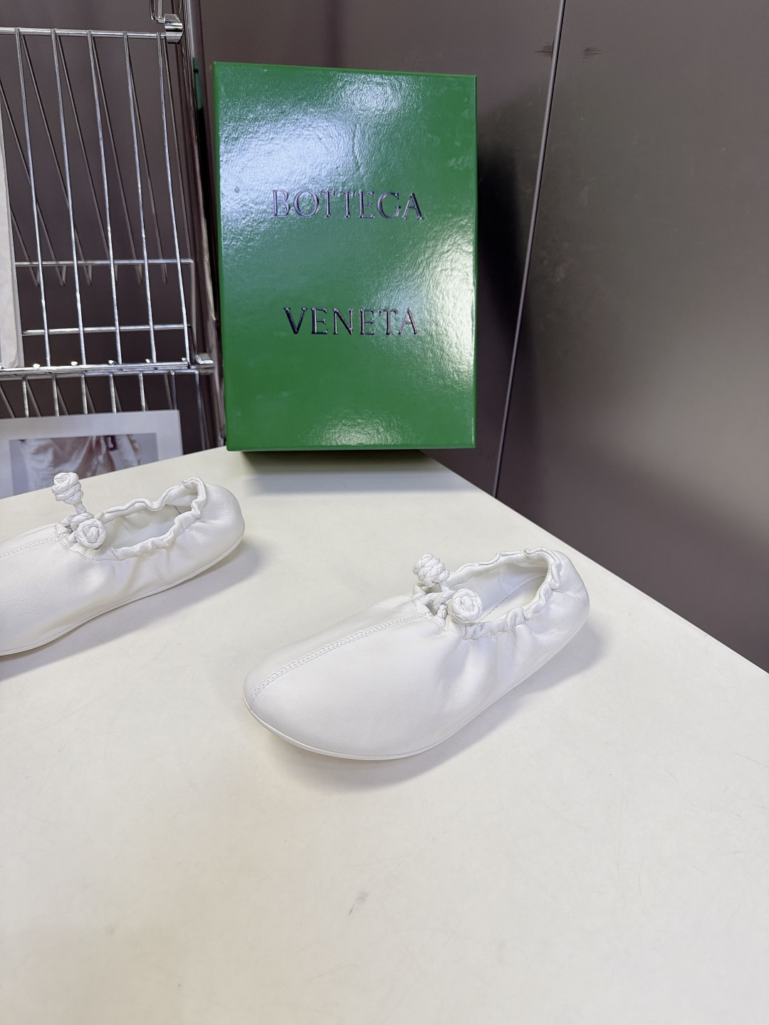 BOTTEGA VENETA 最新款花苞褶皱芭蕾平底鞋 超多明星网红种草 属于极简松弛意式风 圆润柔和圆头 整体采用全包 BOTTEGA VENETA 最新款花苞褶皱芭蕾平底鞋 超多明星网红种草 属于极简松弛意式风 圆润柔和圆头 整体采用全包