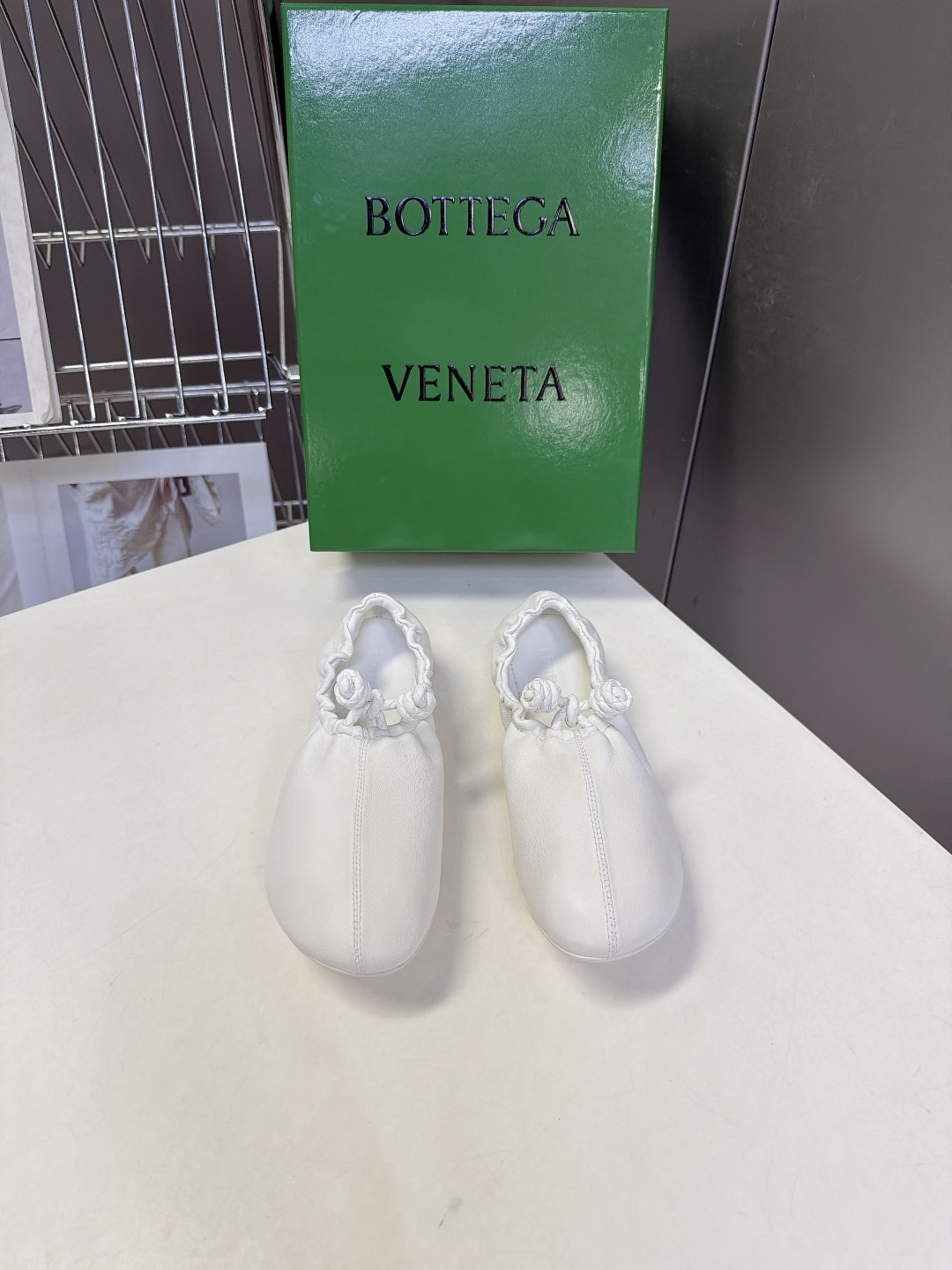 BOTTEGA VENETA 最新款花苞褶皱芭蕾平底鞋 超多明星网红种草 属于极简松弛意式风 圆润柔和圆头 整体采用全包 BOTTEGA VENETA 最新款花苞褶皱芭蕾平底鞋 超多明星网红种草 属于极简松弛意式风 圆润柔和圆头 整体采用全包
