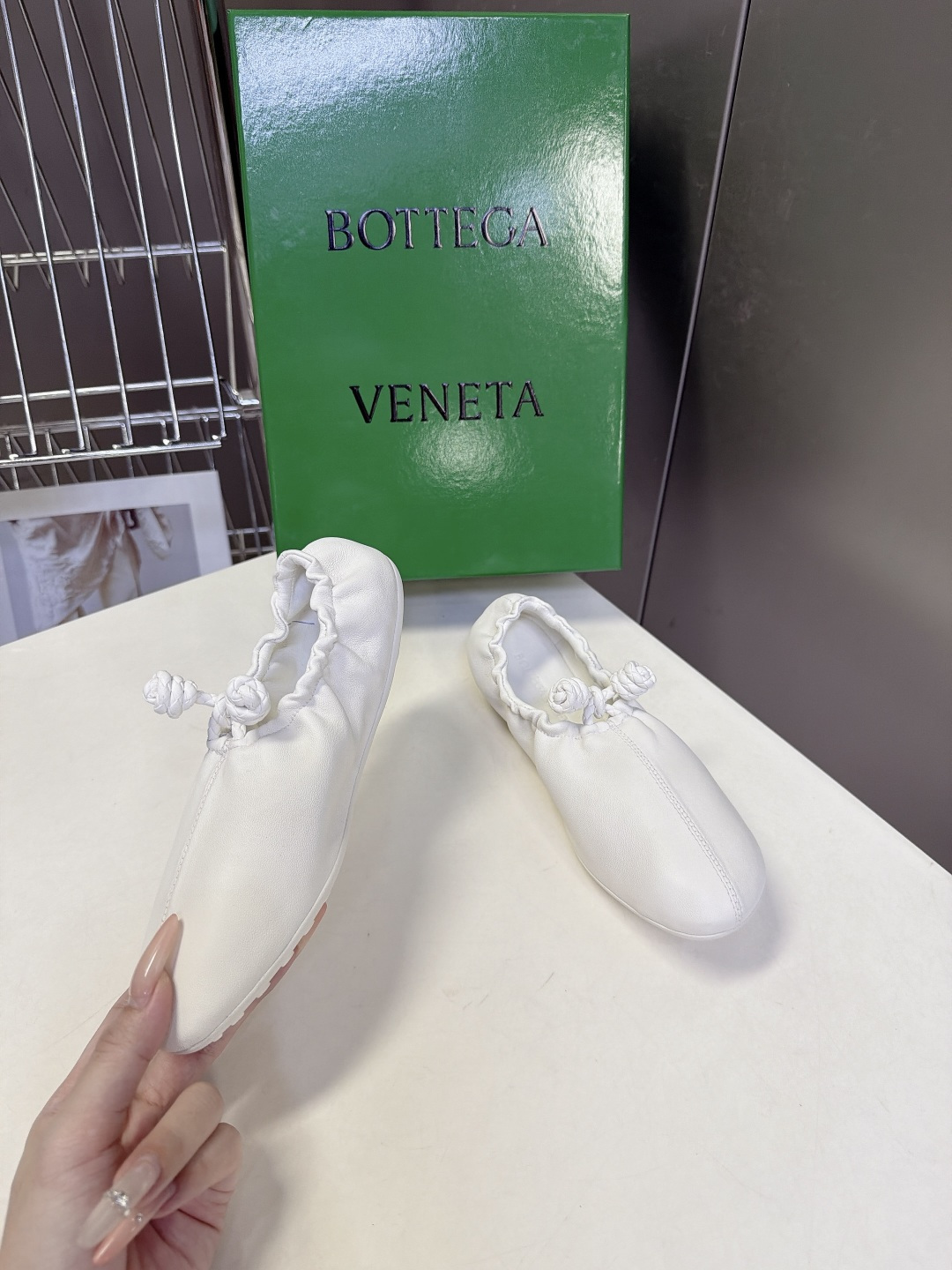 BOTTEGA VENETA 最新款花苞褶皱芭蕾平底鞋 超多明星网红种草 属于极简松弛意式风 圆润柔和圆头 整体采用全包 BOTTEGA VENETA 最新款花苞褶皱芭蕾平底鞋 超多明星网红种草 属于极简松弛意式风 圆润柔和圆头 整体采用全包