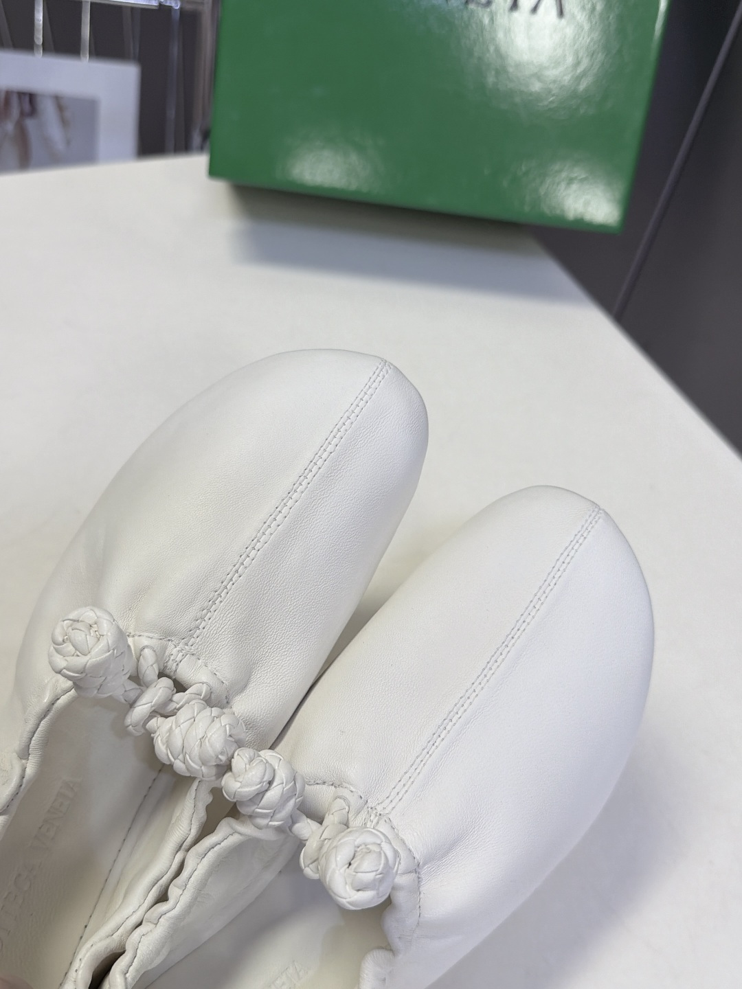 BOTTEGA VENETA 最新款花苞褶皱芭蕾平底鞋 超多明星网红种草 属于极简松弛意式风 圆润柔和圆头 整体采用全包 BOTTEGA VENETA 最新款花苞褶皱芭蕾平底鞋 超多明星网红种草 属于极简松弛意式风 圆润柔和圆头 整体采用全包