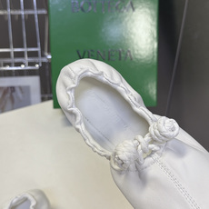 BOTTEGA VENETA 最新款花苞褶皱芭蕾平底鞋 超多明星网红种草 属于极简松弛意式风 圆润柔和圆头 整体采用全包 BOTTEGA VENETA 最新款花苞褶皱芭蕾平底鞋 超多明星网红种草 属于极简松弛意式风 圆润柔和圆头 整体采用全包