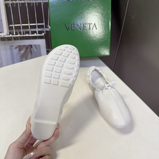 BOTTEGA VENETA 最新款花苞褶皱芭蕾平底鞋 超多明星网红种草 属于极简松弛意式风 圆润柔和圆头 整体采用全包 BOTTEGA VENETA 最新款花苞褶皱芭蕾平底鞋 超多明星网红种草 属于极简松弛意式风 圆润柔和圆头 整体采用全包