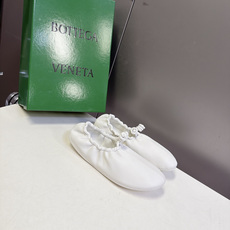 BOTTEGA VENETA 最新款花苞褶皱芭蕾平底鞋 超多明星网红种草 属于极简松弛意式风 圆润柔和圆头 整体采用全包 BOTTEGA VENETA 最新款花苞褶皱芭蕾平底鞋 超多明星网红种草 属于极简松弛意式风 圆润柔和圆头 整体采用全包