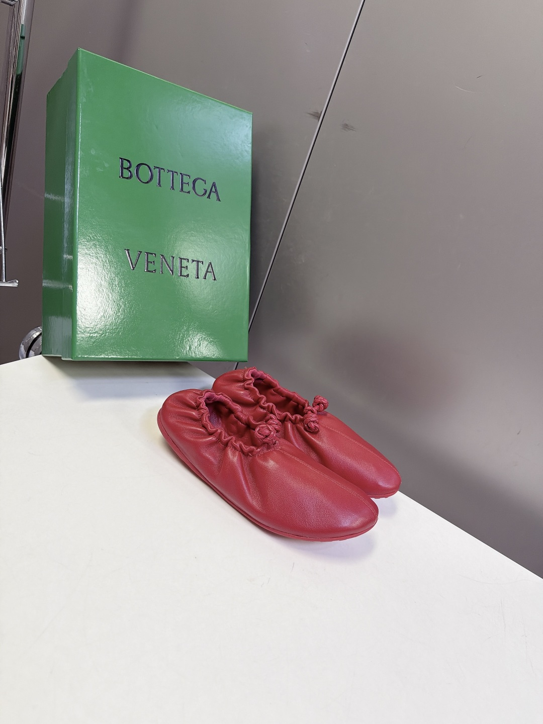BOTTEGA VENETA 最新款花苞褶皱芭蕾平底鞋 超多明星网红种草 属于极简松弛意式风 圆润柔和圆头 整体采用全包 BOTTEGA VENETA 最新款花苞褶皱芭蕾平底鞋 超多明星网红种草 属于极简松弛意式风 圆润柔和圆头 整体采用全包