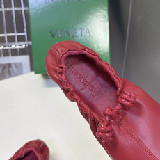 BOTTEGA VENETA 最新款花苞褶皱芭蕾平底鞋 超多明星网红种草 属于极简松弛意式风 圆润柔和圆头 整体采用全包 BOTTEGA VENETA 最新款花苞褶皱芭蕾平底鞋 超多明星网红种草 属于极简松弛意式风 圆润柔和圆头 整体采用全包