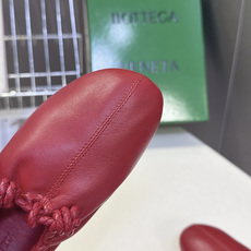 BOTTEGA VENETA 最新款花苞褶皱芭蕾平底鞋 超多明星网红种草 属于极简松弛意式风 圆润柔和圆头 整体采用全包 BOTTEGA VENETA 最新款花苞褶皱芭蕾平底鞋 超多明星网红种草 属于极简松弛意式风 圆润柔和圆头 整体采用全包