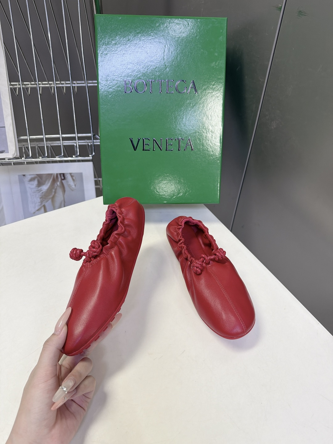 BOTTEGA VENETA 最新款花苞褶皱芭蕾平底鞋 超多明星网红种草 属于极简松弛意式风 圆润柔和圆头 整体采用全包 BOTTEGA VENETA 最新款花苞褶皱芭蕾平底鞋 超多明星网红种草 属于极简松弛意式风 圆润柔和圆头 整体采用全包