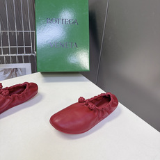 BOTTEGA VENETA 最新款花苞褶皱芭蕾平底鞋 超多明星网红种草 属于极简松弛意式风 圆润柔和圆头 整体采用全包 BOTTEGA VENETA 最新款花苞褶皱芭蕾平底鞋 超多明星网红种草 属于极简松弛意式风 圆润柔和圆头 整体采用全包