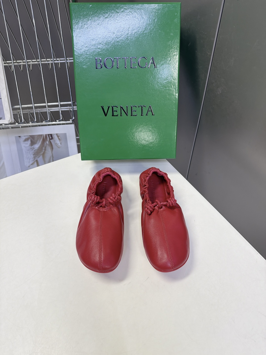BOTTEGA VENETA 最新款花苞褶皱芭蕾平底鞋 超多明星网红种草 属于极简松弛意式风 圆润柔和圆头 整体采用全包 BOTTEGA VENETA 最新款花苞褶皱芭蕾平底鞋 超多明星网红种草 属于极简松弛意式风 圆润柔和圆头 整体采用全包