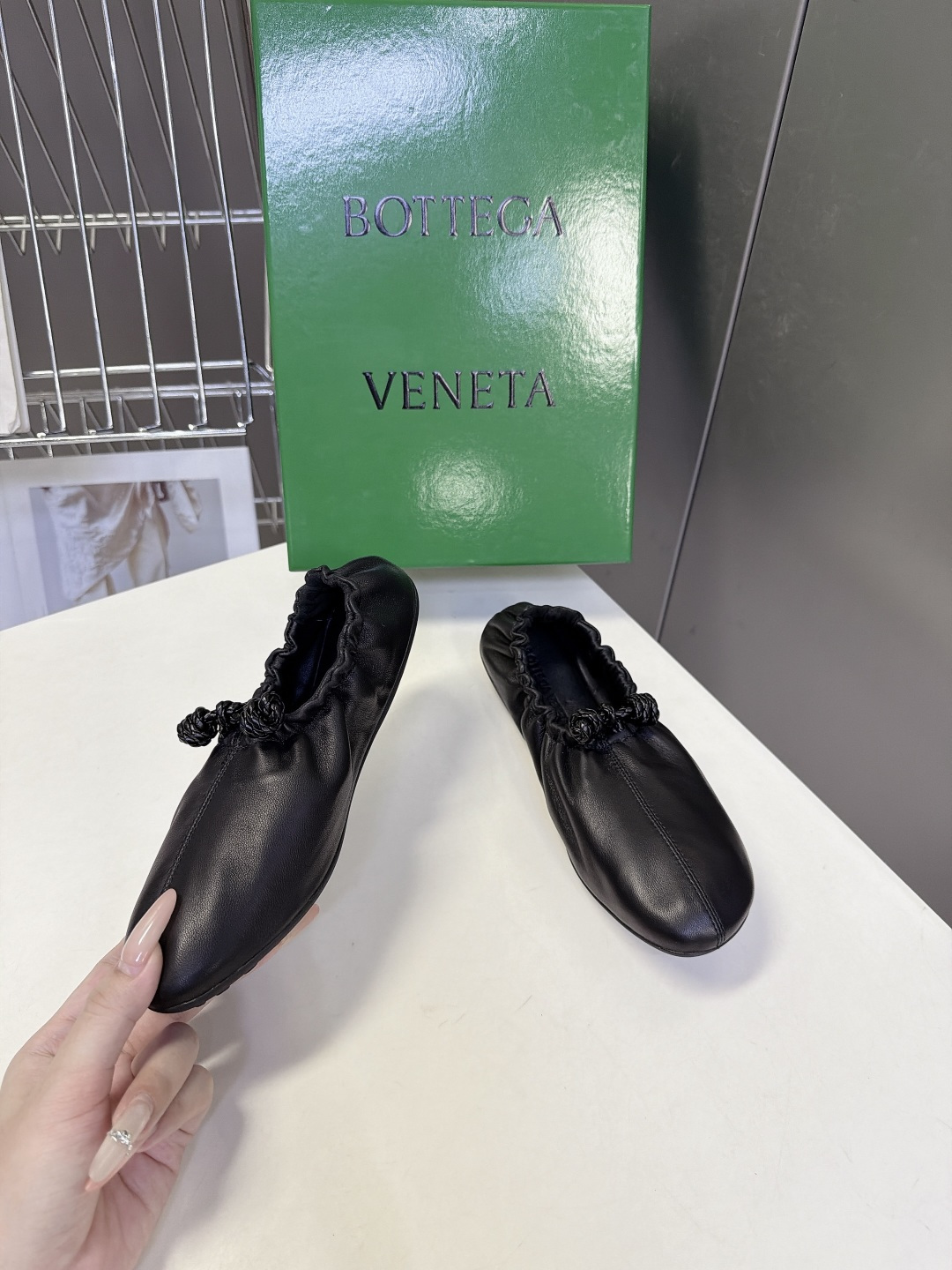 BOTTEGA VENETA 最新款花苞褶皱芭蕾平底鞋 超多明星网红种草 属于极简松弛意式风 圆润柔和圆头 整体采用全包 BOTTEGA VENETA 最新款花苞褶皱芭蕾平底鞋 超多明星网红种草 属于极简松弛意式风 圆润柔和圆头 整体采用全包