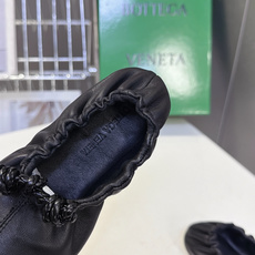 BOTTEGA VENETA 最新款花苞褶皱芭蕾平底鞋 超多明星网红种草 属于极简松弛意式风 圆润柔和圆头 整体采用全包 BOTTEGA VENETA 最新款花苞褶皱芭蕾平底鞋 超多明星网红种草 属于极简松弛意式风 圆润柔和圆头 整体采用全包