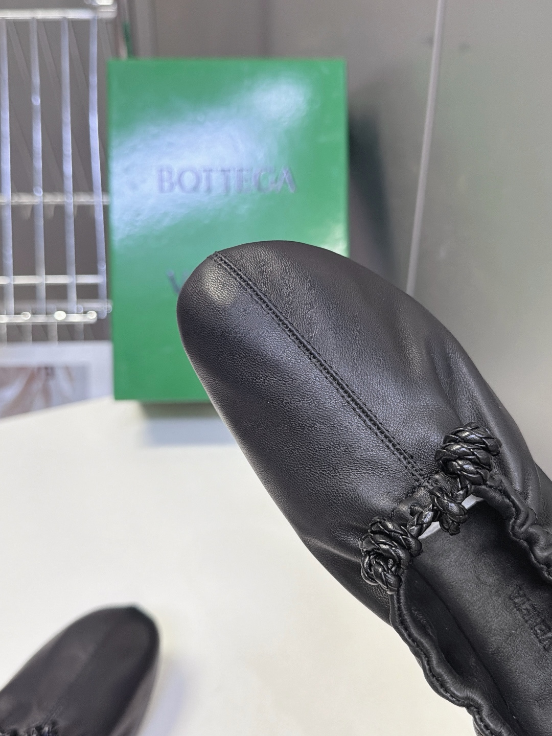 BOTTEGA VENETA 最新款花苞褶皱芭蕾平底鞋 超多明星网红种草 属于极简松弛意式风 圆润柔和圆头 整体采用全包 BOTTEGA VENETA 最新款花苞褶皱芭蕾平底鞋 超多明星网红种草 属于极简松弛意式风 圆润柔和圆头 整体采用全包