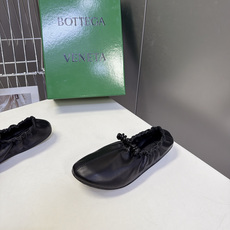 BOTTEGA VENETA 最新款花苞褶皱芭蕾平底鞋 超多明星网红种草 属于极简松弛意式风 圆润柔和圆头 整体采用全包 BOTTEGA VENETA 最新款花苞褶皱芭蕾平底鞋 超多明星网红种草 属于极简松弛意式风 圆润柔和圆头 整体采用全包