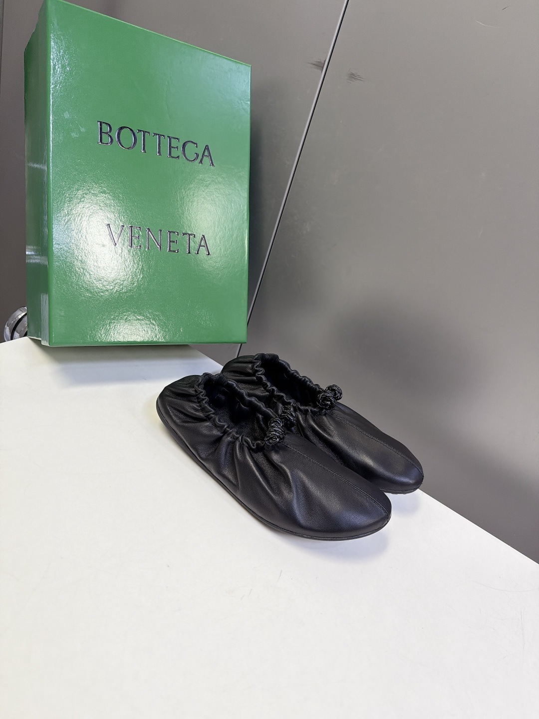 BOTTEGA VENETA 最新款花苞褶皱芭蕾平底鞋 超多明星网红种草 属于极简松弛意式风 圆润柔和圆头 整体采用全包 BOTTEGA VENETA 最新款花苞褶皱芭蕾平底鞋 超多明星网红种草 属于极简松弛意式风 圆润柔和圆头 整体采用全包