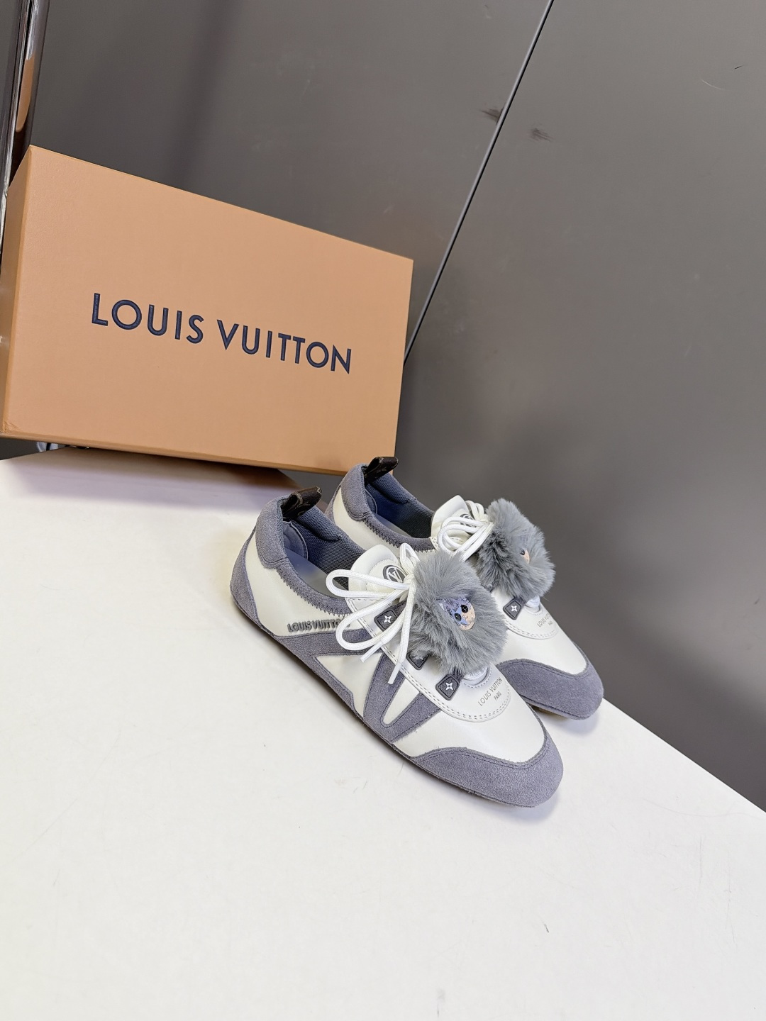 Louis Vuitton路易威登最新款芭蕾德训平底鞋 超多明星网红种草 春夏女士芭蕾风德训休闲鞋 融合复古德训鞋型与薄 Louis Vuitton路易威登最新款芭蕾德训平底鞋 超多明星网红种草 春夏女士芭蕾风德训休闲鞋 融合复古德训鞋型与薄
