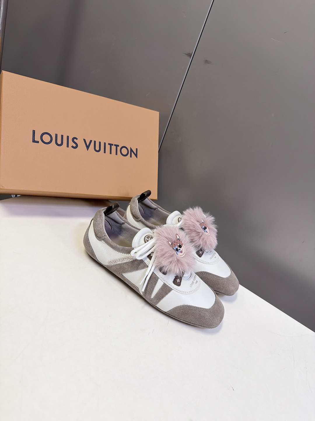 Louis Vuitton路易威登最新款芭蕾德训平底鞋 超多明星网红种草 春夏女士芭蕾风德训休闲鞋 融合复古德训鞋型与薄 Louis Vuitton路易威登最新款芭蕾德训平底鞋 超多明星网红种草 春夏女士芭蕾风德训休闲鞋 融合复古德训鞋型与薄