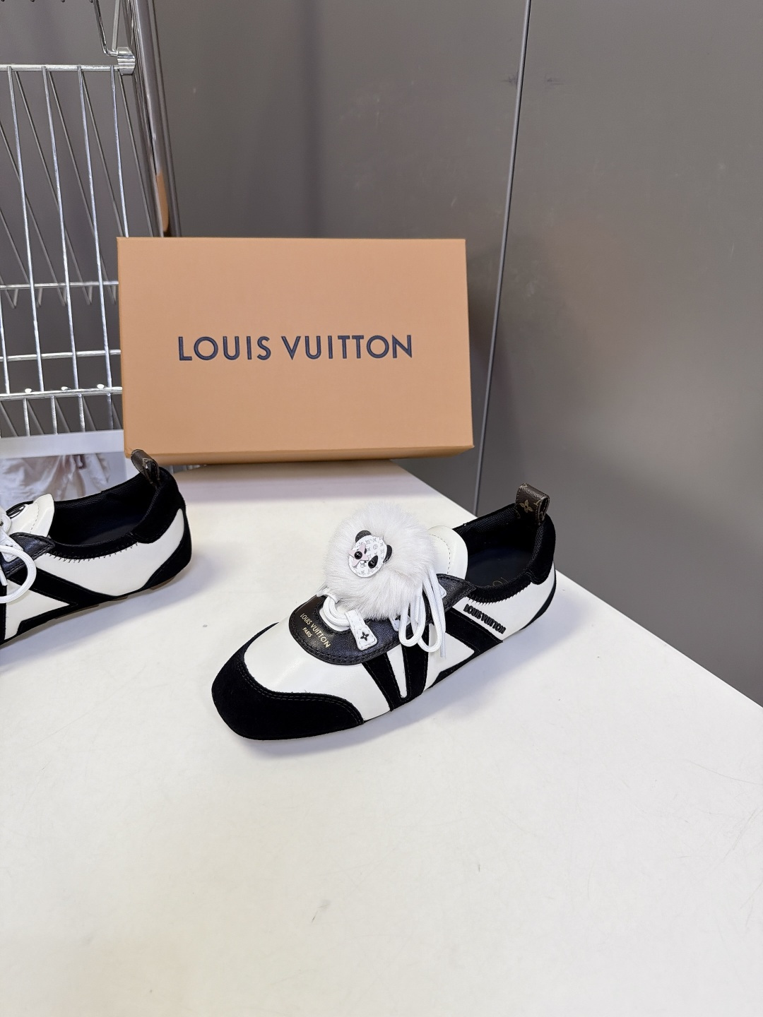 Louis Vuitton路易威登最新款芭蕾德训平底鞋 超多明星网红种草 春夏女士芭蕾风德训休闲鞋 融合复古德训鞋型与薄 Louis Vuitton路易威登最新款芭蕾德训平底鞋 超多明星网红种草 春夏女士芭蕾风德训休闲鞋 融合复古德训鞋型与薄