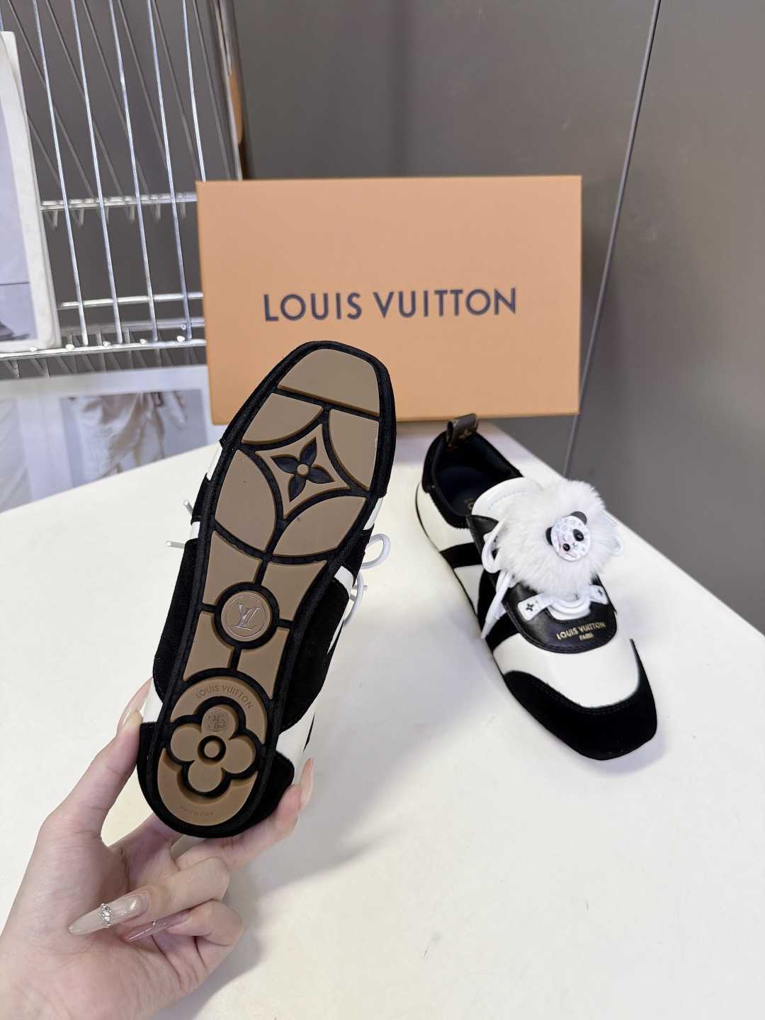 Louis Vuitton路易威登最新款芭蕾德训平底鞋 超多明星网红种草 春夏女士芭蕾风德训休闲鞋 融合复古德训鞋型与薄 Louis Vuitton路易威登最新款芭蕾德训平底鞋 超多明星网红种草 春夏女士芭蕾风德训休闲鞋 融合复古德训鞋型与薄