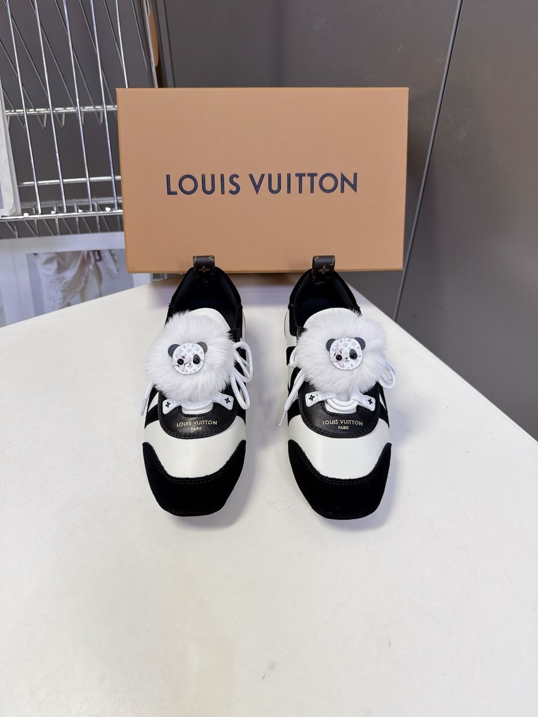 Louis Vuitton路易威登最新款芭蕾德训平底鞋 超多明星网红种草 春夏女士芭蕾风德训休闲鞋 融合复古德训鞋型与薄 Louis Vuitton路易威登最新款芭蕾德训平底鞋 超多明星网红种草 春夏女士芭蕾风德训休闲鞋 融合复古德训鞋型与薄