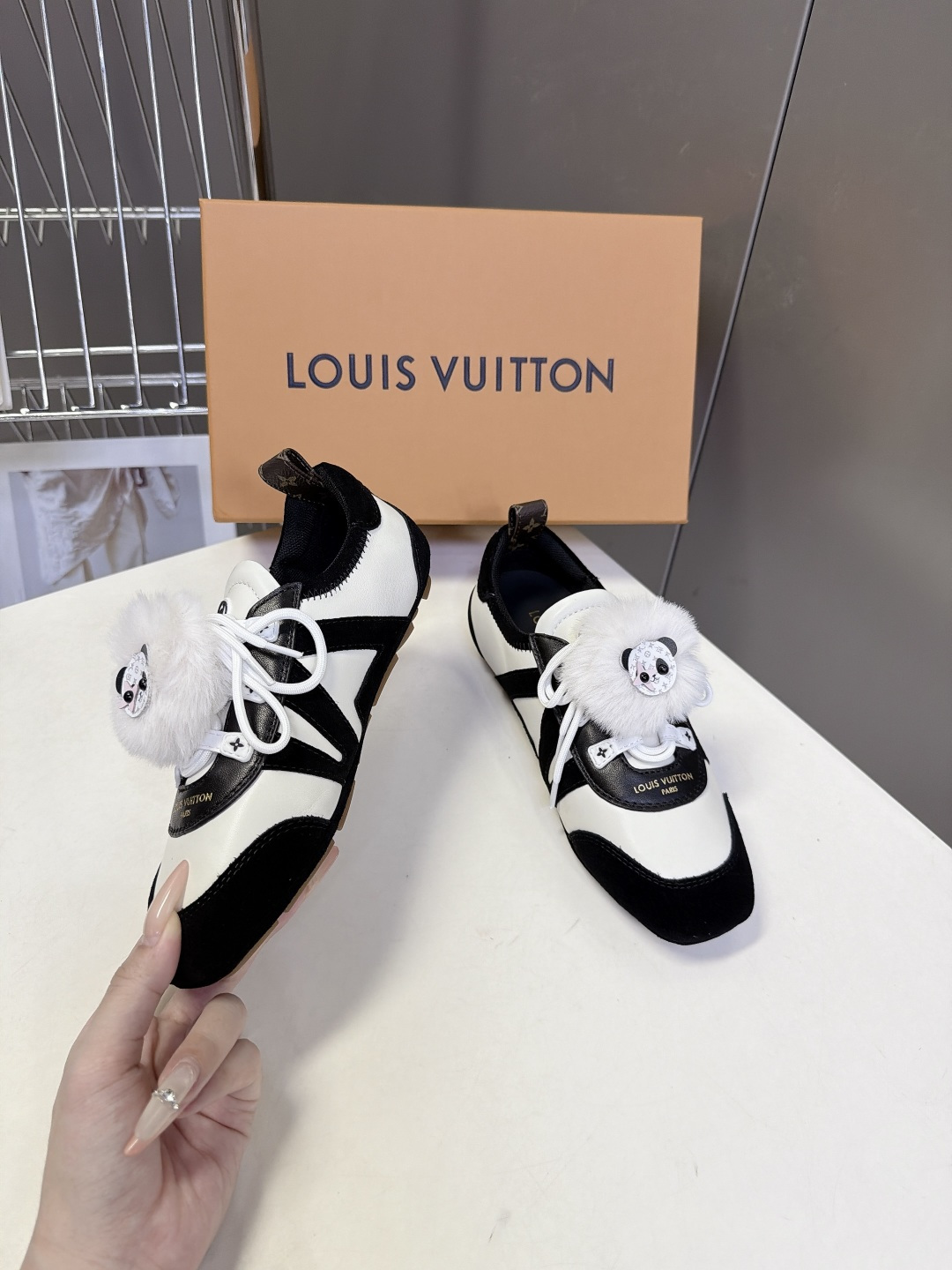 Louis Vuitton路易威登最新款芭蕾德训平底鞋 超多明星网红种草 春夏女士芭蕾风德训休闲鞋 融合复古德训鞋型与薄 Louis Vuitton路易威登最新款芭蕾德训平底鞋 超多明星网红种草 春夏女士芭蕾风德训休闲鞋 融合复古德训鞋型与薄