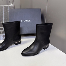 CHANEL香奈儿最新款极简风金属饰条短筒踝靴 超多明星网红种草 小香家26A最火的单品 整体极简酷感复古风 柔和微尖头 CHANEL香奈儿最新款极简风金属饰条短筒踝靴 超多明星网红种草 小香家26A最火的单品 整体极简酷感复古风 柔和微尖头